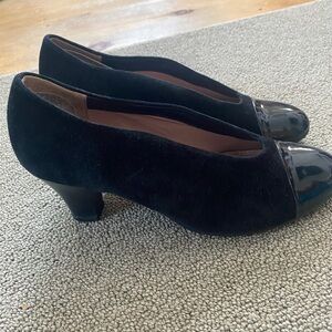 Israelí leather black heel pumps